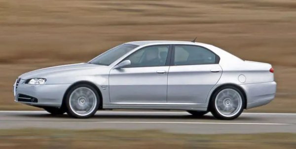 Когато дилър на Alfa продава 166, следват улични партита, за да отбележат събитието; италианската компания просто не можеше да примами купувачите, омагьосани от германските марки. 